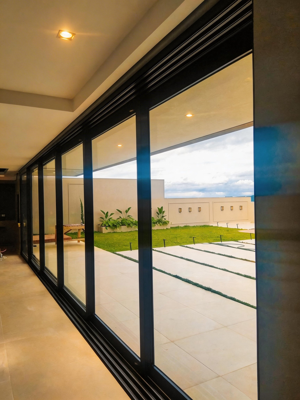 Esquadrias residenciais Guaracal esidência alto padrão - esquadrias Guaracal