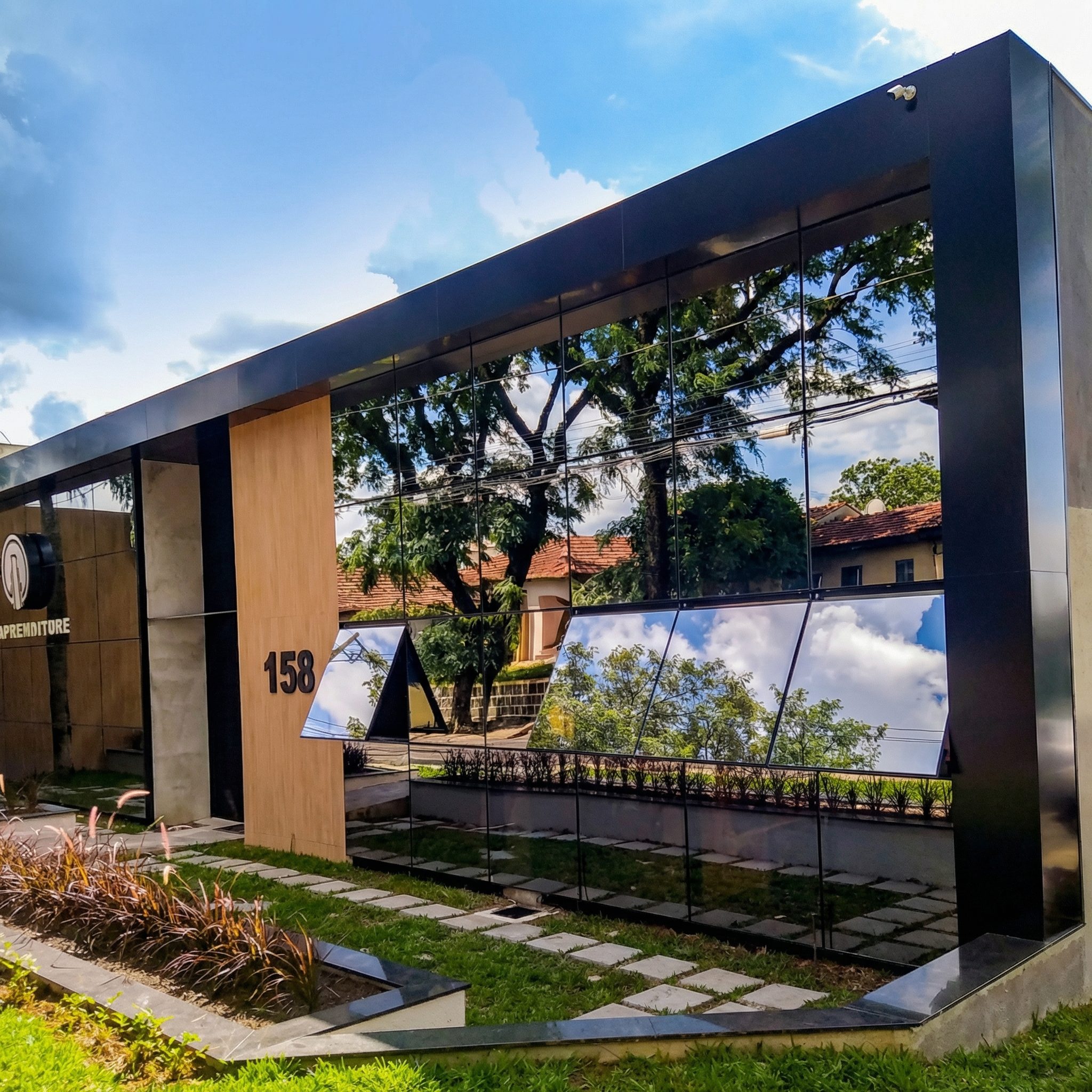 Esquadrias residenciais Guaracal esidência alto padrão - esquadrias Guaracal