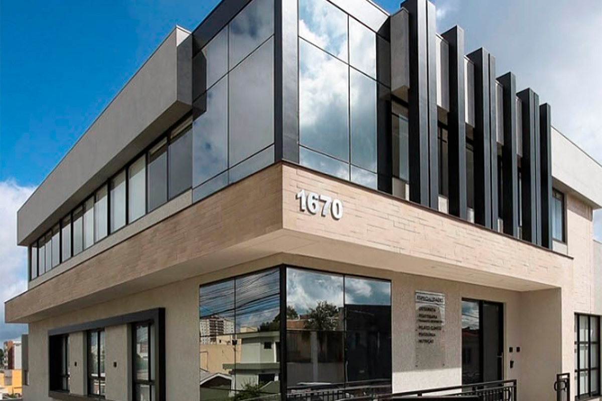 Clínica São Rafael – Fachada Comercial com Pele de Vidro Clínica São Rafael – Fachada Comercial com Pele de Vidro