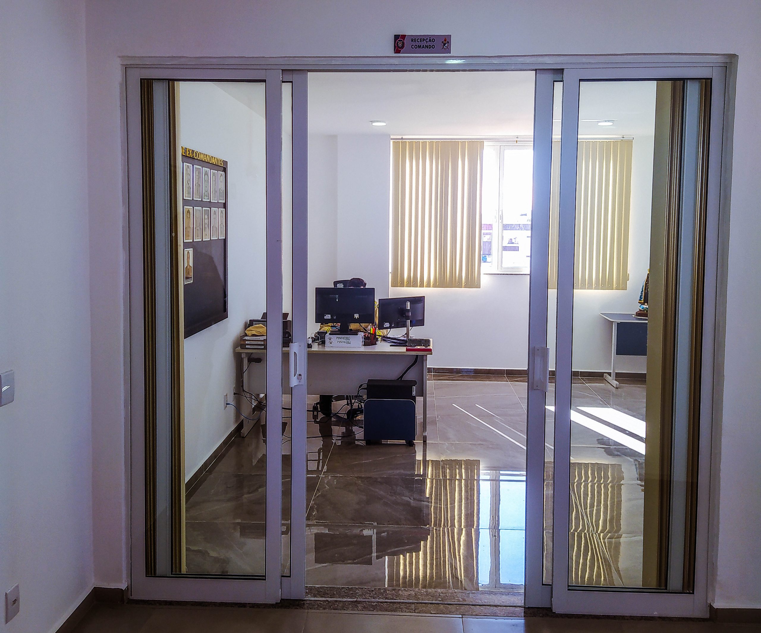 Porta de Correr Suprema Branca – Setor Administrativo Porta de Correr Suprema Branca – Setor Administrativo