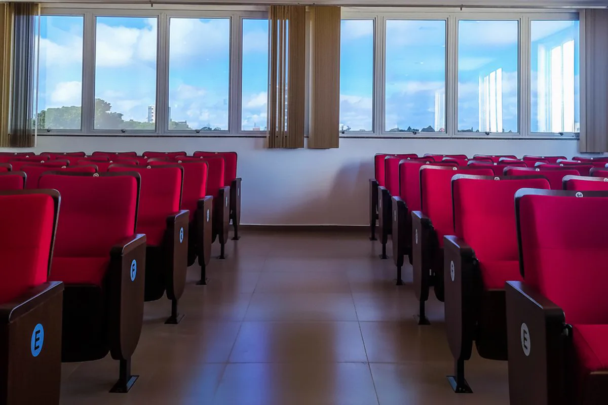 Auditório com amplas janelas de alumínio Guaracal no 12º Batalhão em Guarapuava