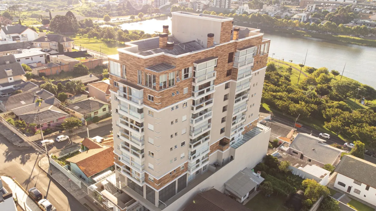 Edifício residencial com esquadrias de alumínio à beira do rio
