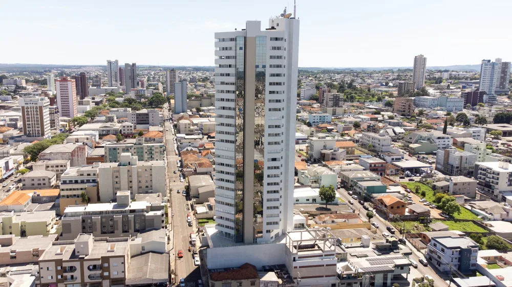 Vista aérea de edifício com esquadrias instaladas pela Guaracal