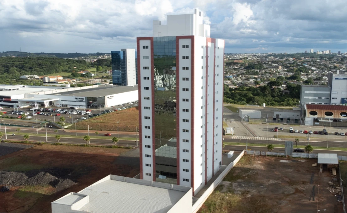 Fachada em vidro e esquadrias de alumínio de galpão industrial em Guarapuava
