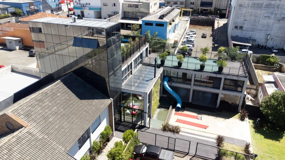 Fachada com esquadrias e vidros do CCBEU em Guarapuava