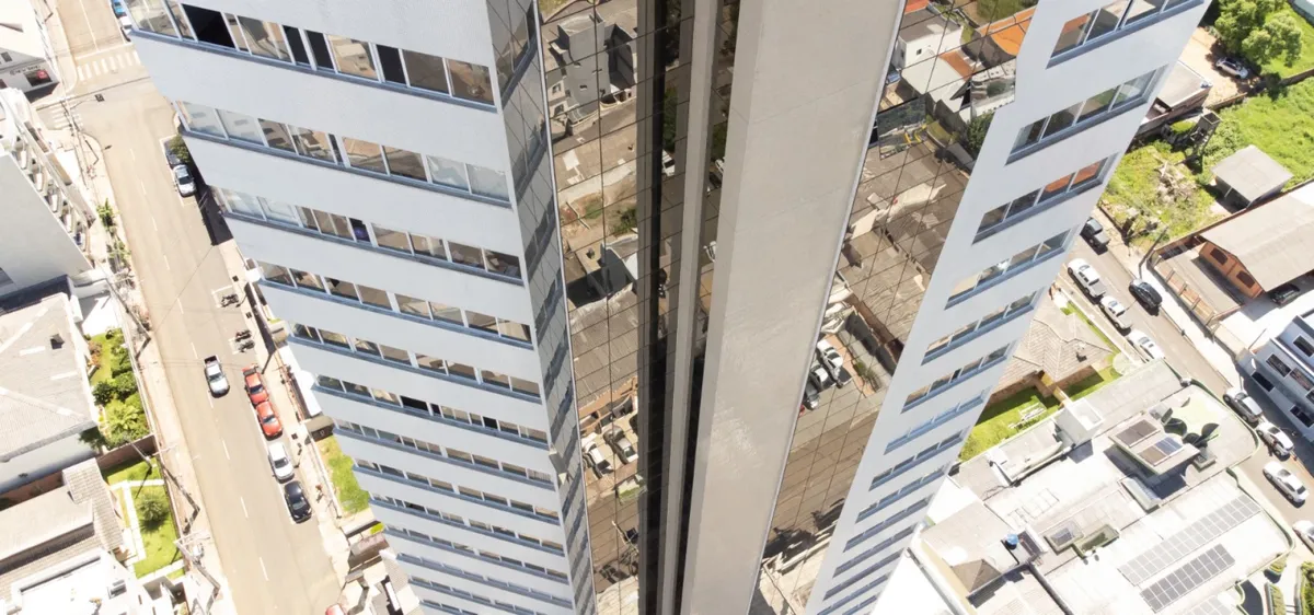 Execução de fachada em obra com equipe da Guaracal