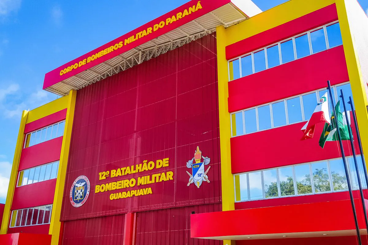 Fachada institucional em esquadrias de alumínio no 12º Batalhão de Bombeiros de Guarapuava