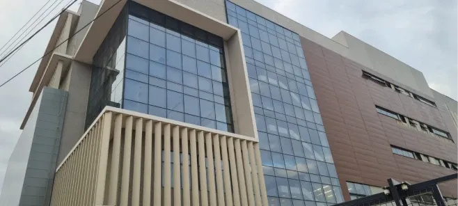 Fachada institucional em pele de vidro executada pela Guaracal
