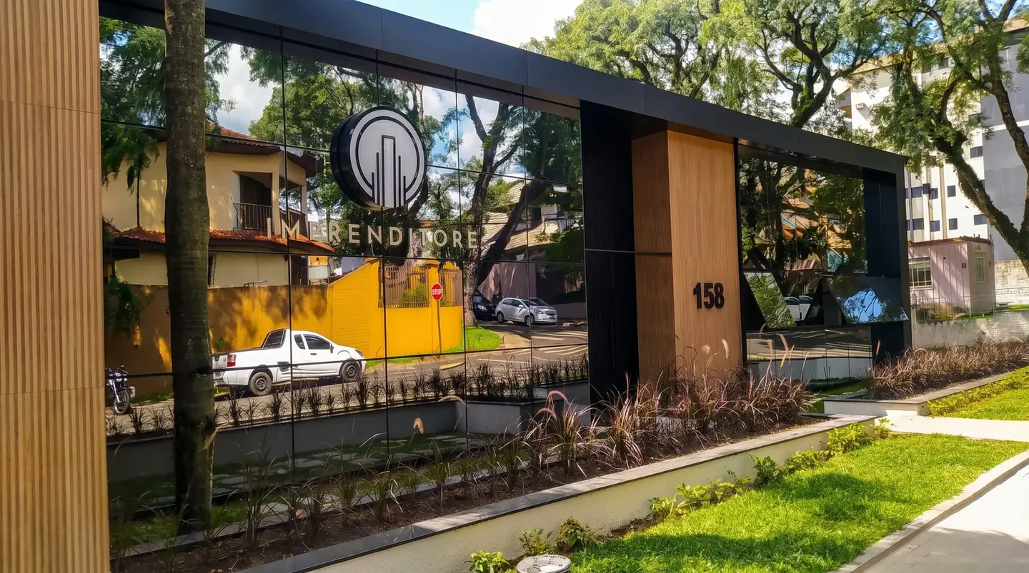 Fachada em pele de vidro do Edifício Imprenditore, obra da Guaracal em Guarapuava