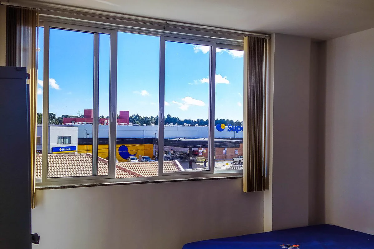 Janela de correr em alumínio Guaracal com vista para Guarapuava