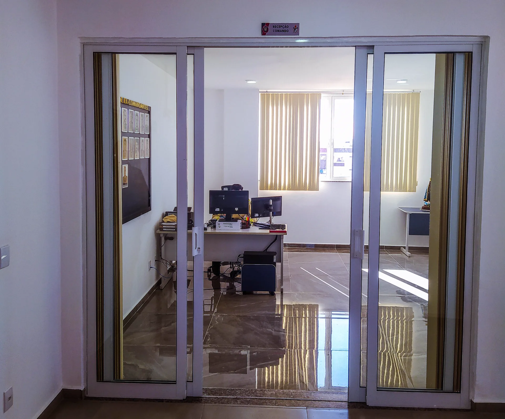 Portas de correr em vidro e alumínio na recepção do comando do Corpo de Bombeiros