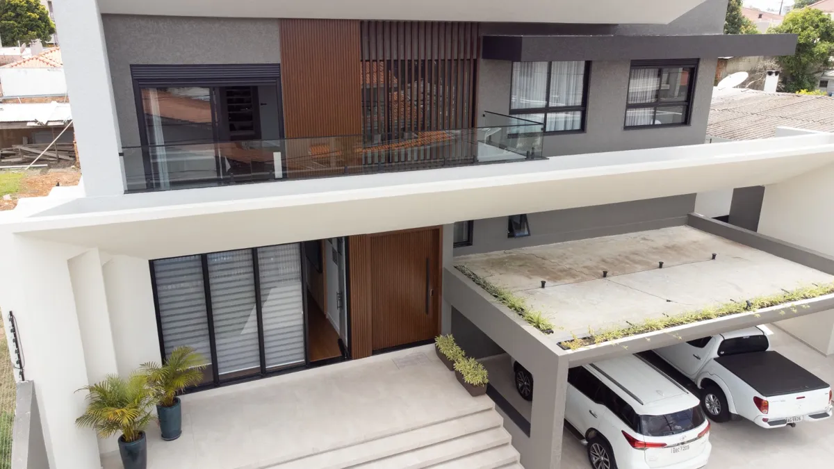 Residência moderna com esquadrias sob medida