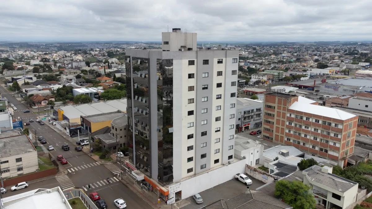 Vista aérea de torre residencial com esquadrias Guaracal